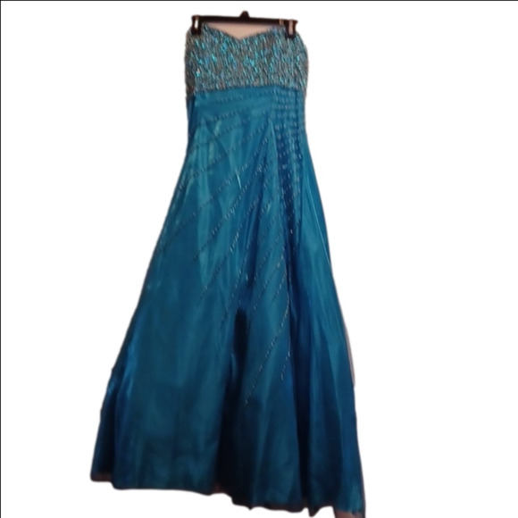 DALIA, BEAUTIFUL CINDERELLA TYPE DRESS, LOTS OF BEADING, LOTS OF LAYERING. - Picture 3 of 12